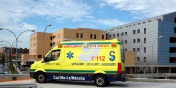 Un conductor de ambulancia, rescatado ileso en Guadalajara tras salirse de la calzada por culpa de la nieve