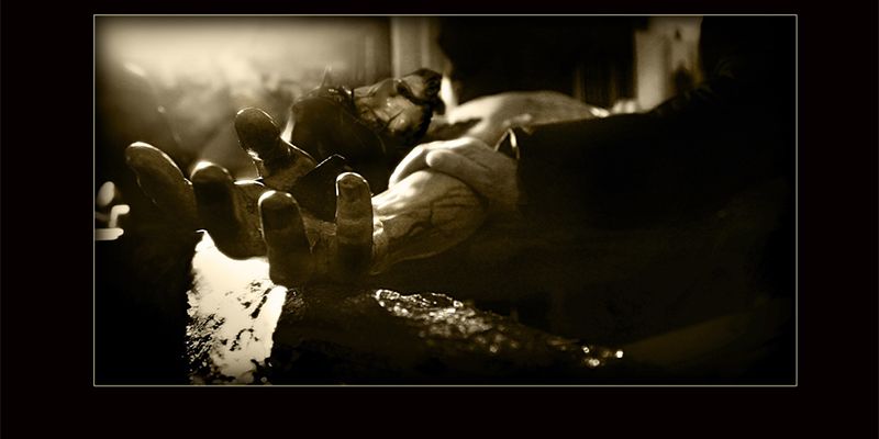 La mano amiga, de Luis Miguel Caballero, se lleva el XVII Concurso Fotográfico de la Soledad del Puente 1 diacha la mano amiga red