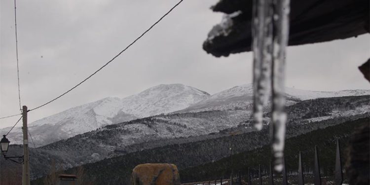 El temporal de nieve deja 17 incidencias y tres municipios incomunicados El temporal de nieve deja 17 incidencias y tres municipios incomunicados