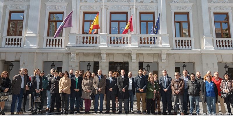 Guadalajara recuerda a las víctimas de Bruselas con un minuto de silencio en la Plaza Mayor
