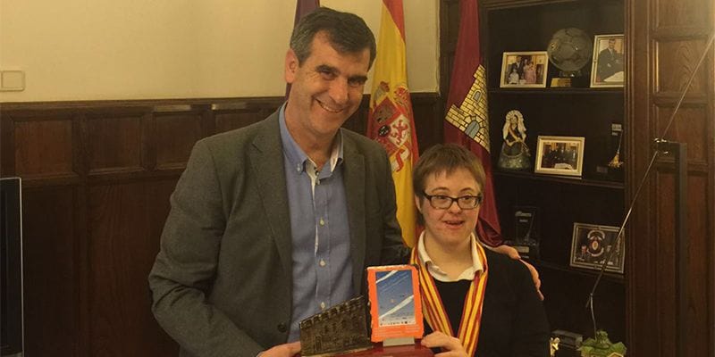 Antonio Román recibe a Marta Martínez, deportista alcarreña, ganadora de tres oros en el Campeonato de España para personas con Discapacidad Intelectual