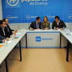 Cospedal denuncia que los presupuestos suben los impuestos, coartan la libertad de los padres para escoger la educación para sus hijos y rebajan el gasto social 2 Cospedal Reunión Grupo Popular Diputación Cuenca-070316 (1)