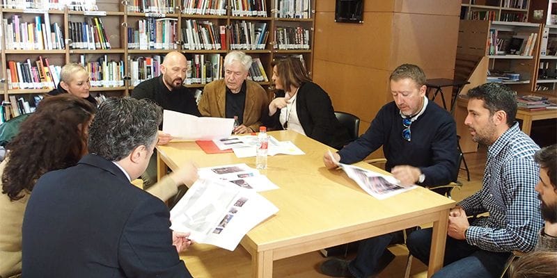 Cruz Novillo conoce de primera mano las propuestas que los alumnos de la Escuela de Arte que lleva su nombre han diseñado para la Feria del Libro