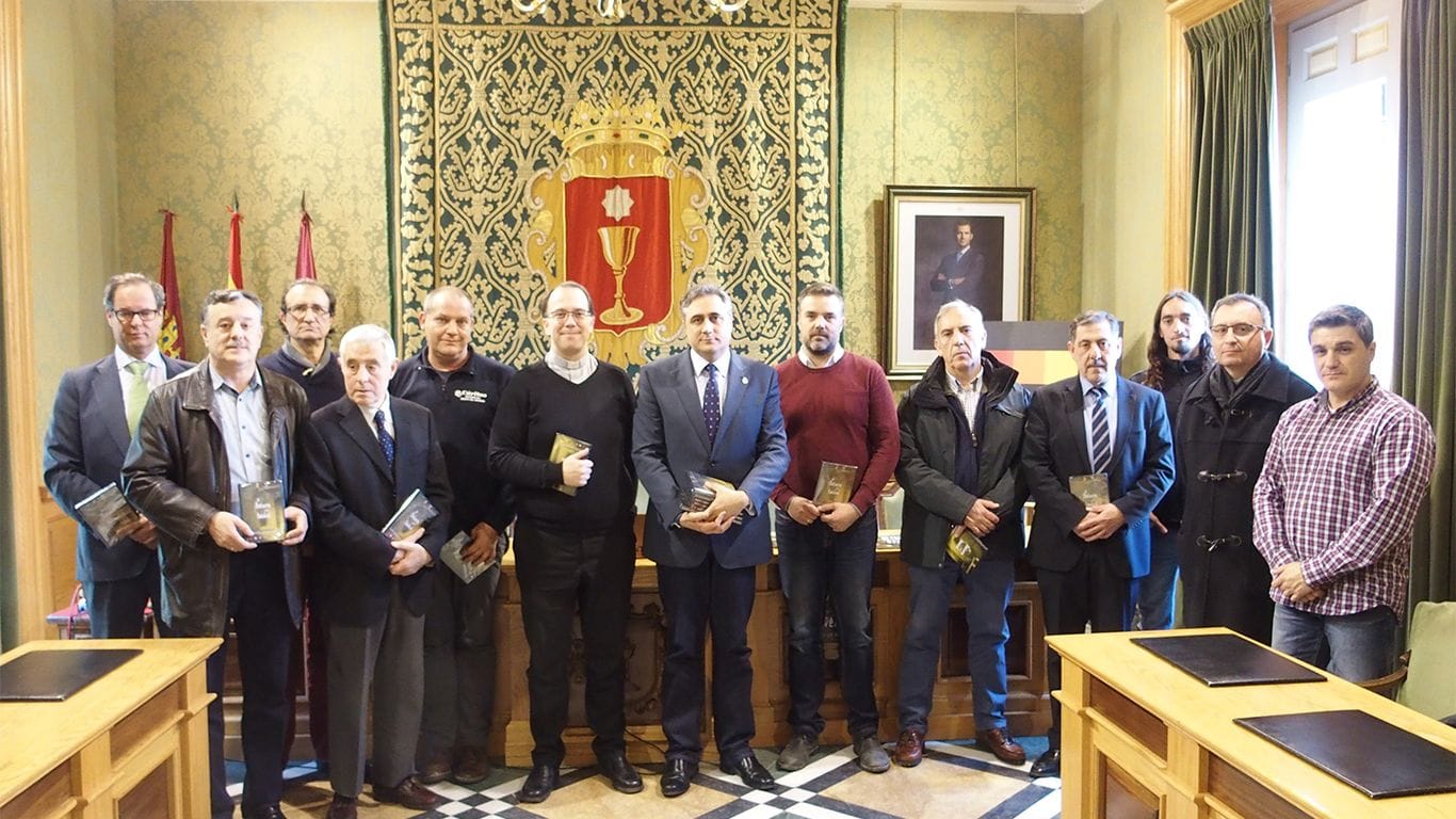 El Ayuntamiento de Cuenca dona los beneficios de la venta de un DVD con imágenes inéditas de la procesión del Santo Entierro al comedor escolar Cristo del Amparo