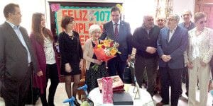 Benjamín Prieto felicita a Pascuala Teresa Gayarre Ripalda en su 109 cumpleaños 2 El presidente de la Diputación visitó a la centenaria en 2014 con motivo de su 107 cumpleaños.