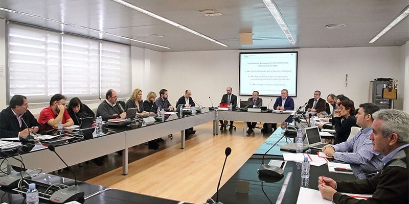 Castilla-La Mancha defenderá el 6 de abril ante el Gobierno central la jornada de 35 horas semanales para los empleados públicos 1 El consejero de Hacienda y Administraciones Públicas, Juan Alfonso Ruiz Molina, preside la reunión de la Mesa General de Negociación de los Empleados Públicos, celebrada en la Escuela de Administración Regional, en la que ha informado sobre el proyecto de Ley de Presupuestos Generales de Castilla-La Mancha para 2016. (Foto: Álvaro Ruiz // JCCM)