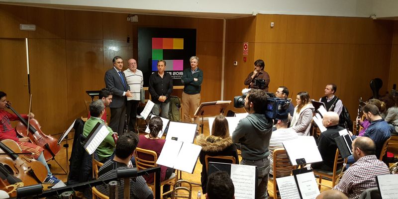 Mariscal recibe la obra Vía Crucis, que se estrenará en el Auditorio el próximo 12 de marzo, con motivo del XX Aniversario