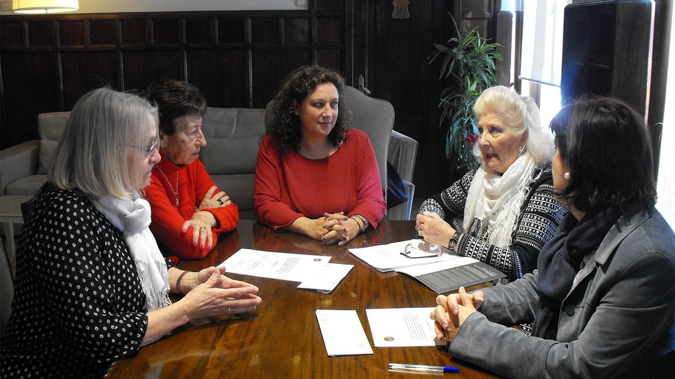 APIEPA Y AFAUS reciben la recaudación de la obra representada en el Buero Vallejo, “Las mujeres sabias”