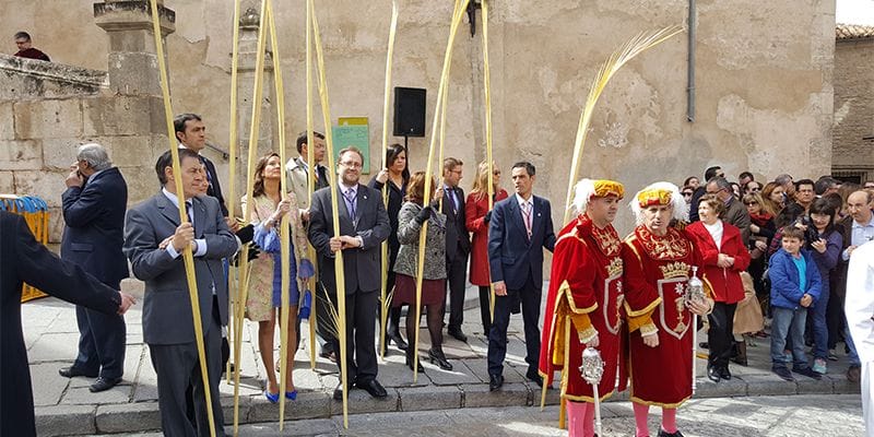 La corporación municipal de Cuenca da la bienvenida a la Borriquilla en el inicio de la Semana Santa