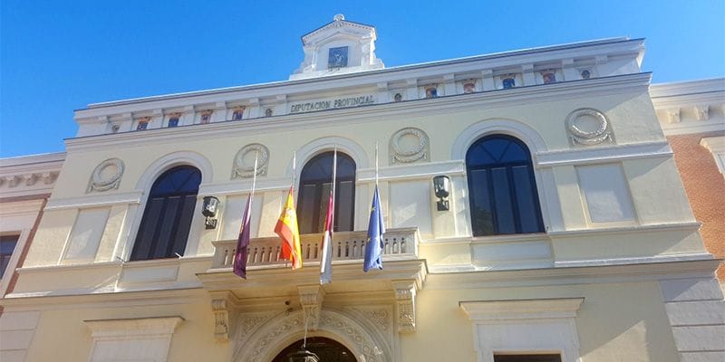 Las banderas de la Diputación de Guadalajara ondean a media asta en señal de duelo por los atentados de Bruselas