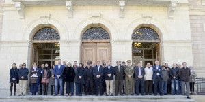 FotoFamiliaSilencioFrontalNota