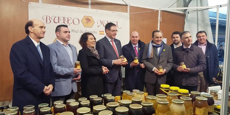 Latre: “Apoyar al sector apícola es contribuir al desarrollo socioecónomico de la provincia” 1 inauguracion feria apicola 10 03 16