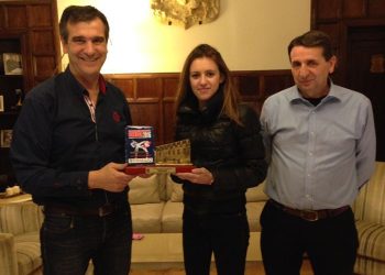 El alcalde de Guadalajara recibe a la campeona de España de Taekwondo