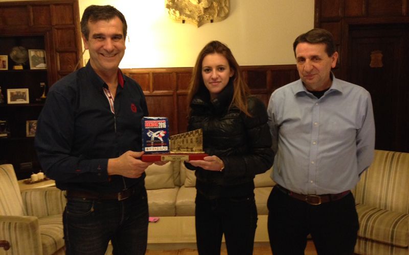 El alcalde de Guadalajara recibe a la campeona de España de Taekwondo