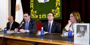 MesaLibroCruzDesnudaMejorNota