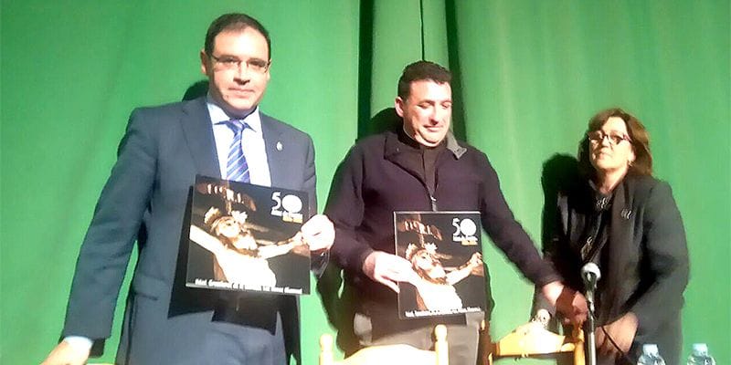 Prieto arropa a la Hermandad de los Crucíferos de la Caridad de Las Mesas en su 50 Aniversario 1 mesalibromesasnota