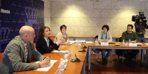 Toledo, 17-03-2016.- La consejera de Bienestar Social, Aurelia Sánchez, acompañada del director general de Acción Social y Cooperación,  preside la Comisión de trabajo de la Oficina Regional de Atención a las Personas Refugiadas, en la que participan Cruz Roja; EAPN; ACCEM; la FEMP y las diputaciones provinciales, celebrada en la Consejería, en Toledo. (Foto: Álvaro Ruiz // JCCM)