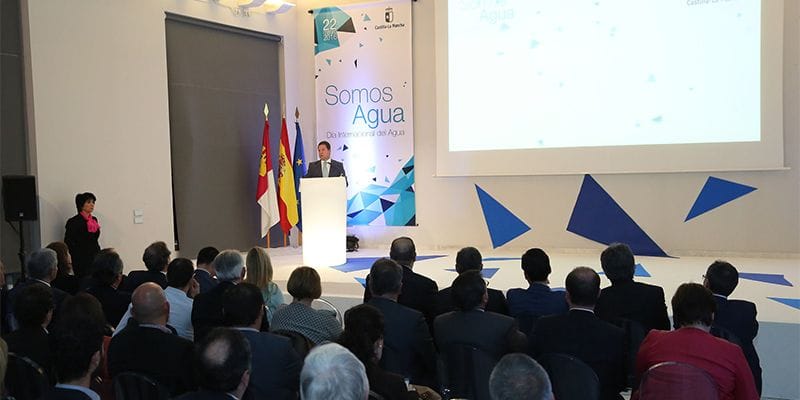 Page plantea llevar la “guerra del agua” a las aulas