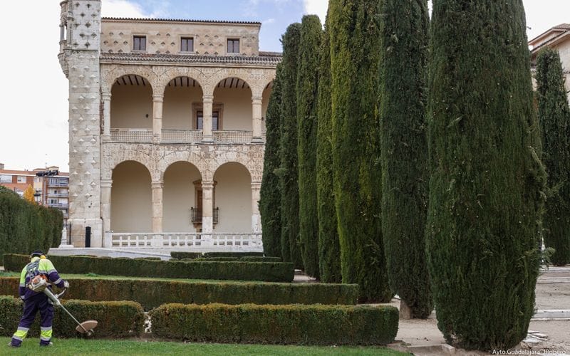 Los jardines del Palacio del Infantado lavan su cara