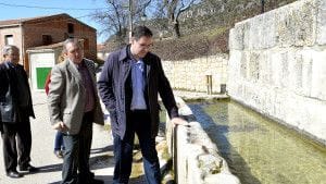 Prieto durante su visita a Poyatos.