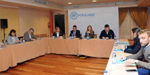 Cospedal traslada toda su solidaridad, cariño y fraternidad a las familias y afectados por los atentados 2 Reunión Cospedal Grupo Municipal Popular Ayuntamiento Ciudad Real-220316 (2)