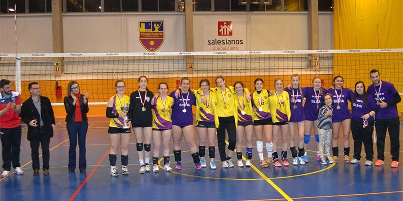 Las jugadoras del Salesianos, campeonas de la Liga Autonómica cadete femenina de Voleibol 1 rocio lopez entrega trofeo campeon liga cadete regional voleibol