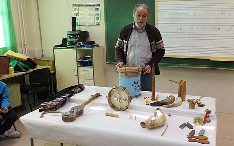 Más de 350 escolares participan en los talleres de la Diputación de instrumentos musicales y juguetes tradicionales