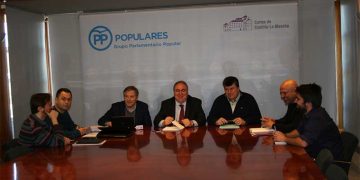 Tirado traslada a Podemos la importancia de bajar los impuestos a los ciudadanos para evitar la fuga de empresas
