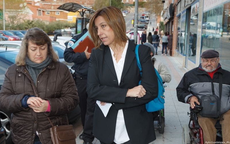 Encarnación Jiménez visita el Alamín con la asociación de vecinos