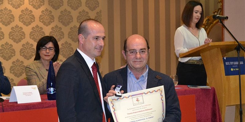 Aurora Egido, El Geoparque de Molina, el Pairón y el matador Juanjo Ortega, Premios Emprendedores Molineses 1 alberto rojo entrega premio empresa el pairon
