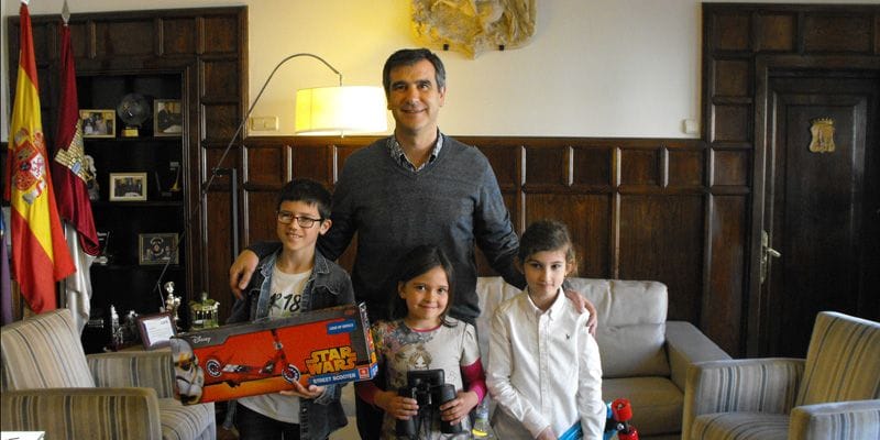 El alcalde de Guadalajara entrega los premios a los ganadores del concurso de dibujo infantil “Guadalajara con otra luz”