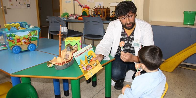 Los niños de Pediatría se suman a la celebración del Día del Libro en el Hospital Virgen de la Luz