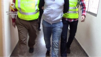 Tres detenidos en Tarancon por amenazar a un avión para detener una deportación