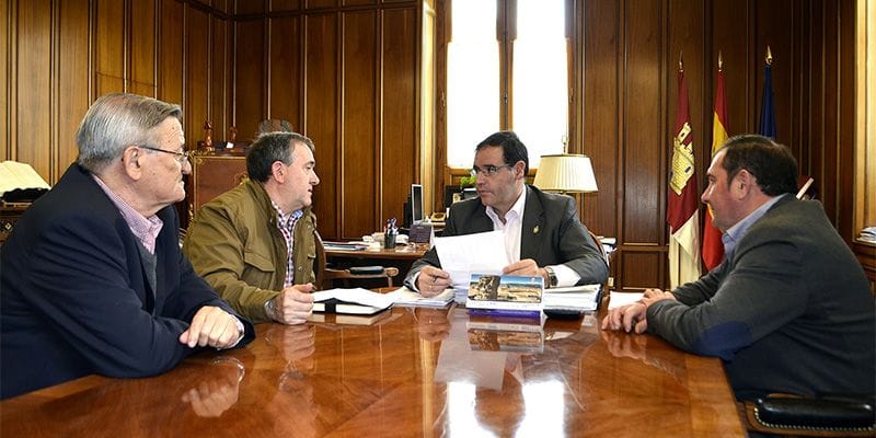 Poyatos persigue el acondicionamiento de una pista forestal que le comunica con el Alto de la Vega