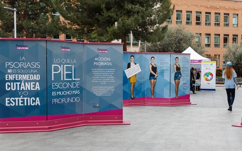 La exposición sobre psoriasis se traslada al centro comercial Ferial Plaza