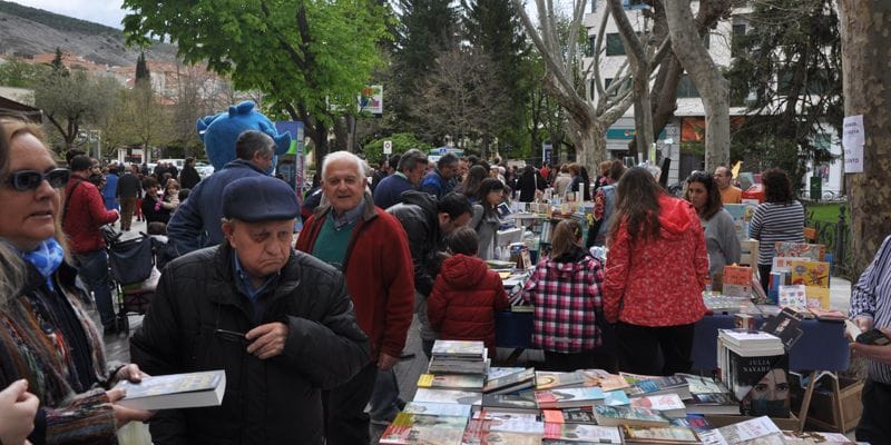 La lluvia «corta» en Cuenca el Día del Libro pero no evita que sea un éxito