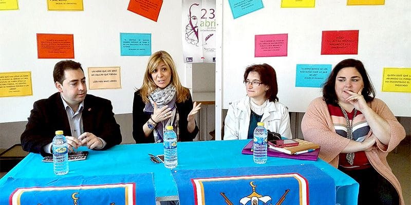 Reyes Monforte encandila a los lectores del encuentro de Cañete