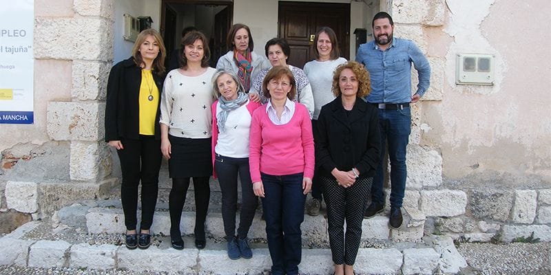 La directora provincial del Instituto de la Mujer se reúne con la junta directiva de la Asociación de Mujeres Brihuega