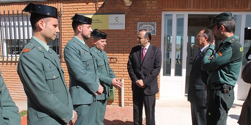 Gregorio felicita a los guardias civiles que rescataron a dos menores en el incendio de una vivienda en Munera