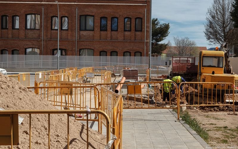Arrancan las obras de un aparcamiento de 12 plazas en el barrio de Los Manantiales