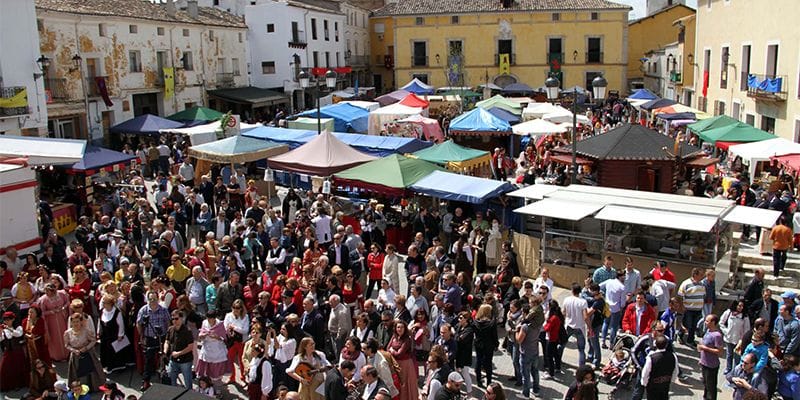 Pareja se prepara para vivir su III Feria Medieval