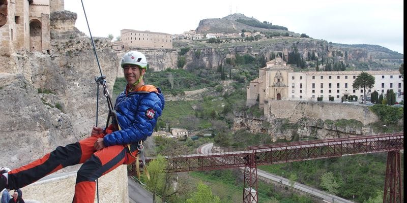 El alpinista Pedro Cifuentes protagoniza una imagen inédita descolgándose de las Casas Colgadas de Cuenca