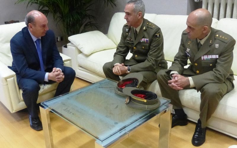 Latre recibe al Coronel Jefe del Parque de Ingenieros y a su sucesor