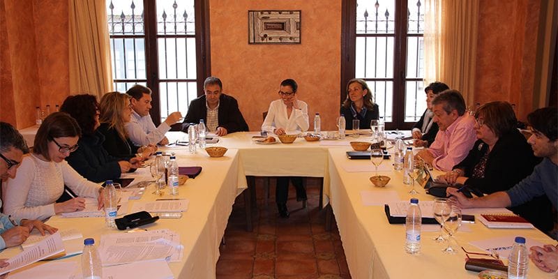 Reyes Estévez se reúne con su equipo en la localidad alcarreña de Brihuega