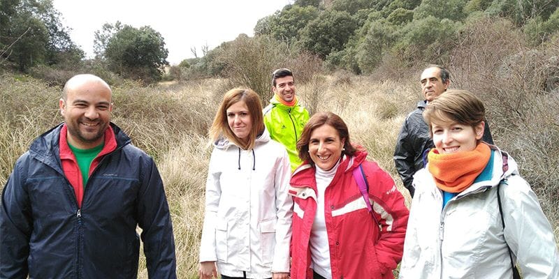 Yolanda Ramírez promociona junto al alcalde de Viana de Jadraque la señalización de una ruta de senderismo