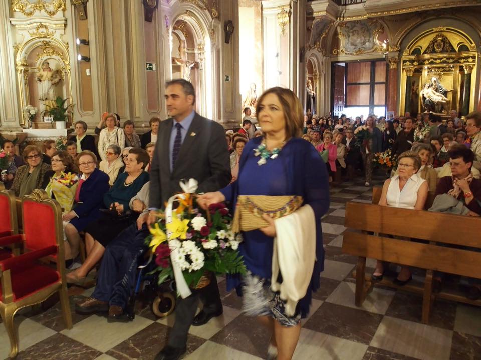 Cientos de personas participan en la ofrenda floral a la Virgen de la Luz