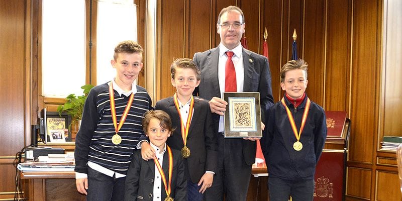 Prieto felicita a los conquenses campeones de España de Fútbol Sala Alevín con la Selección de C-LM