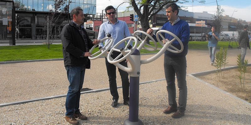 Terminado el ajardinamiento del terreno anexo a la piscina cubierta “Huerta de Lara”