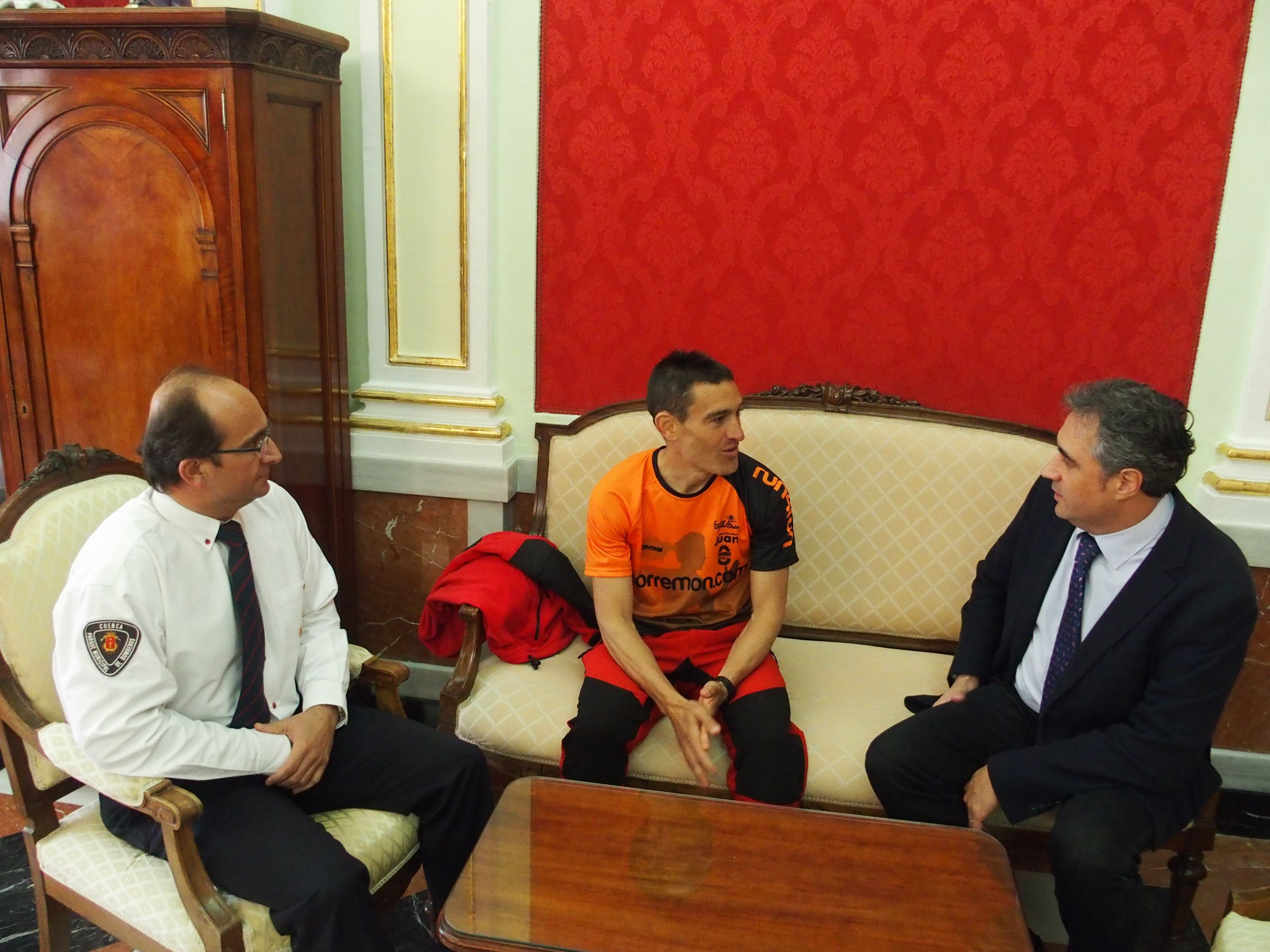 Mariscal felicita al bombero municipal Santiago García tras su paso con éxito por la Transvulcania