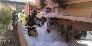 Bomberos del 112 apagando un camión en Minglanilla.